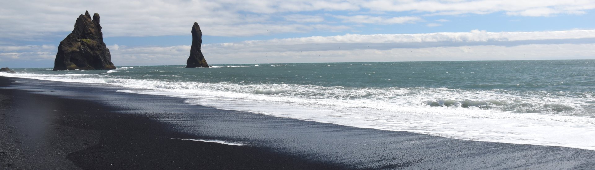Vik, en Islande, ses falaises et sa plage de sable noir.
